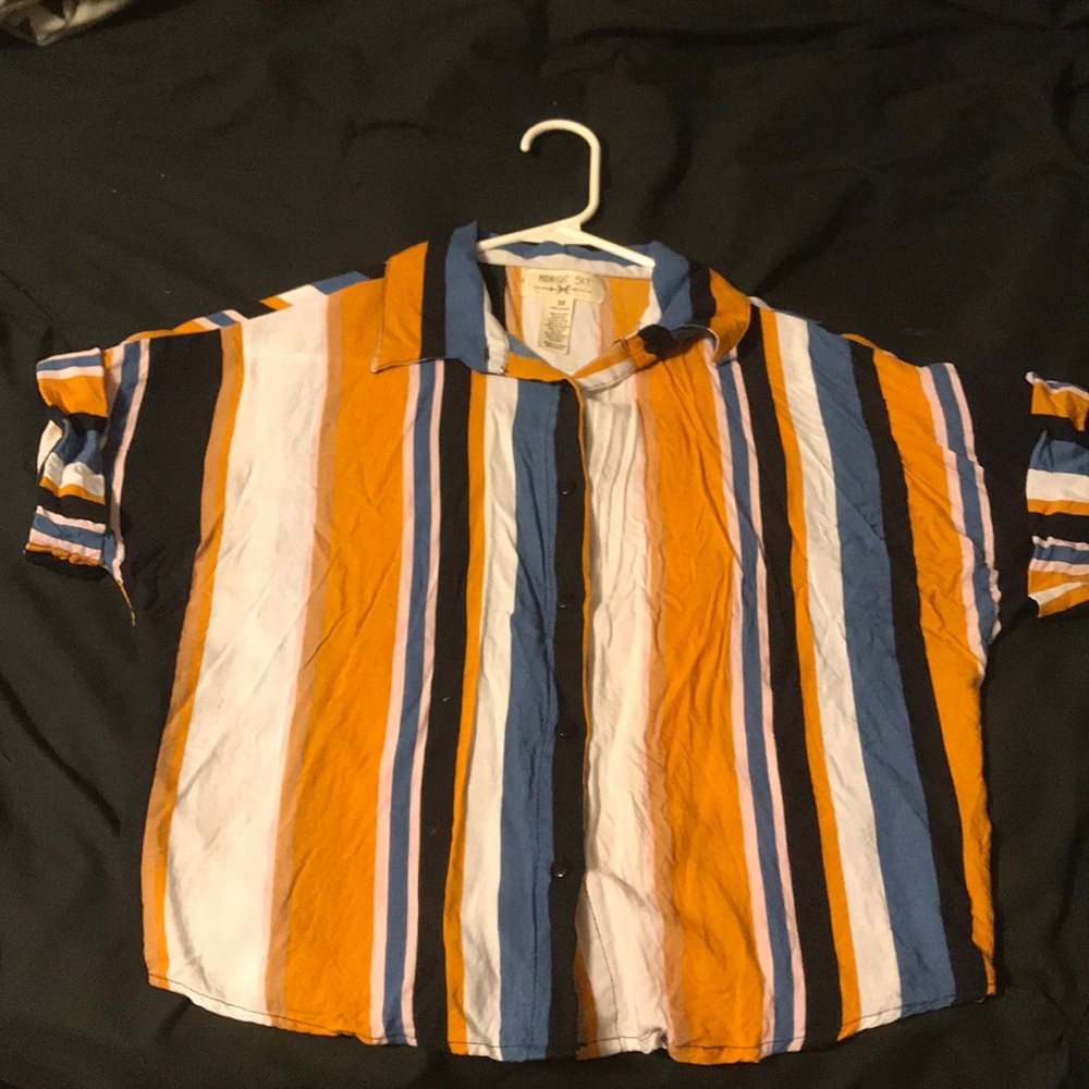 Cute short button down!!